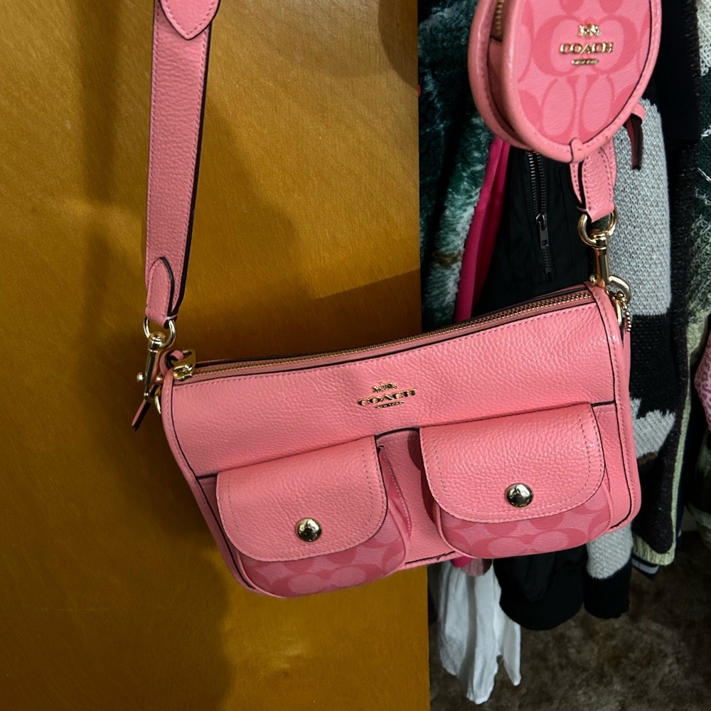 Pink Coach Purse 👛 With coin purse 💕